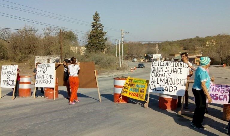 Los vecinos reclamaron la finalización de las obras.