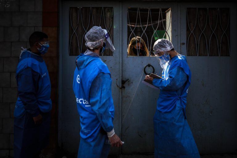 Trabajadores de la salud recorren la ciudad Villa Fiorito en busca de personas sospechosas y/o positivas de coronavirus (EFE/ Juan Ignacio Roncoroni)