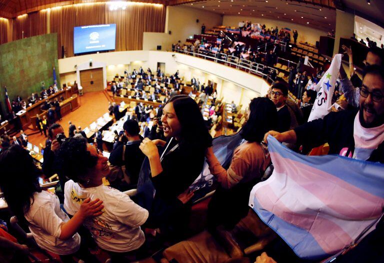 Miembros de la comunidad LGTBI celebran la aprobación de la Ley de Identidad