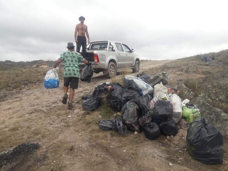 Voluntarios se esforzaron para retirar la basura dejada por los amantes del rally