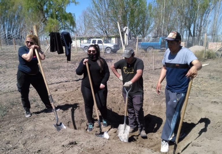 Vecinos trabajan para construir la casa a Uriel.