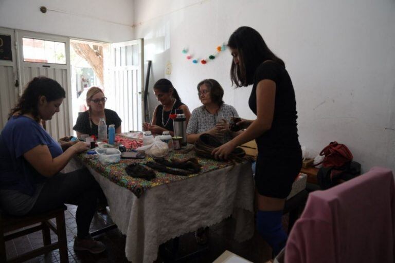 Yolanda, Andrea, Liliana, María y Laura se juntan los sábados a armar las pelucas. Foto: El Diario de la República.