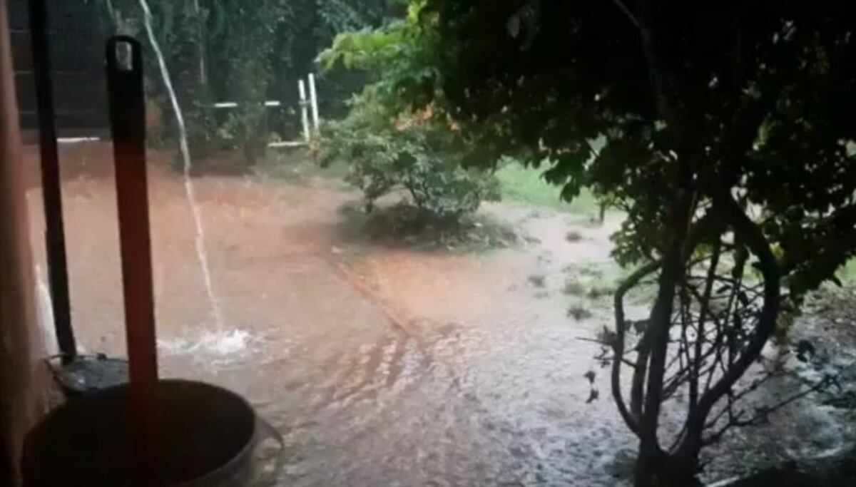 Filmó el momento exacto en el que un rayo cayó en el patio de su casa