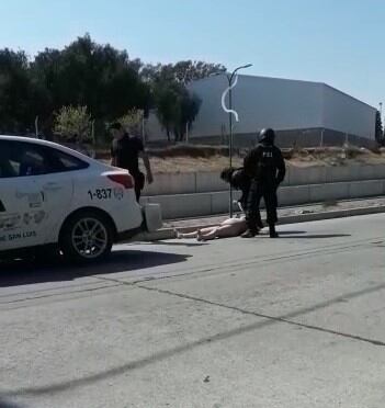 La mujer fue reducida por la uniformada.