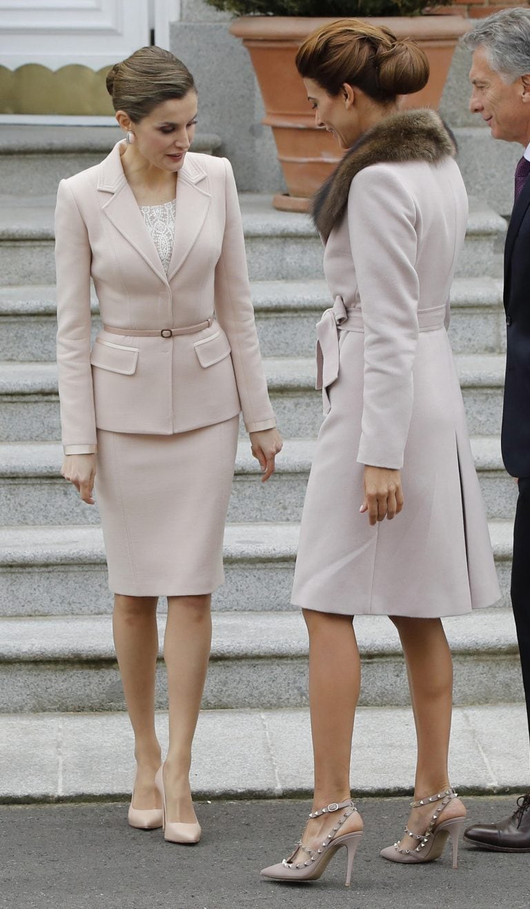 GRA313. MADRID, 22/02/2017.- La Reina Letizia conversa con Juliana Awada (2i), en presencia de su esposo, el presidente de Argentina, Mauricio Macri (d), a su llegada hoy al Palacio de la Zarzuela donde les ofrecen un almuerzo, en la primera jornada de la