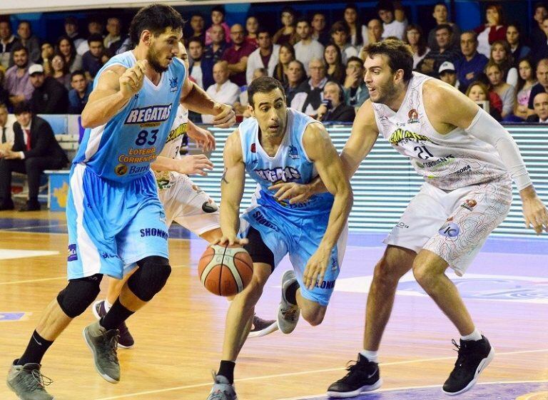 Paolo Quinteros renovó por un año más con Regatas Corrientes.