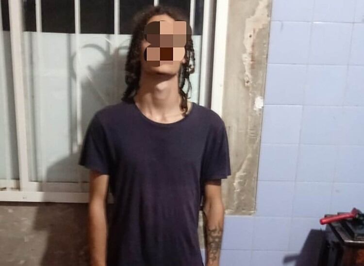 Dante Casermeiro, el hijo de Federica Pais, al ser detenido en Vicente López.