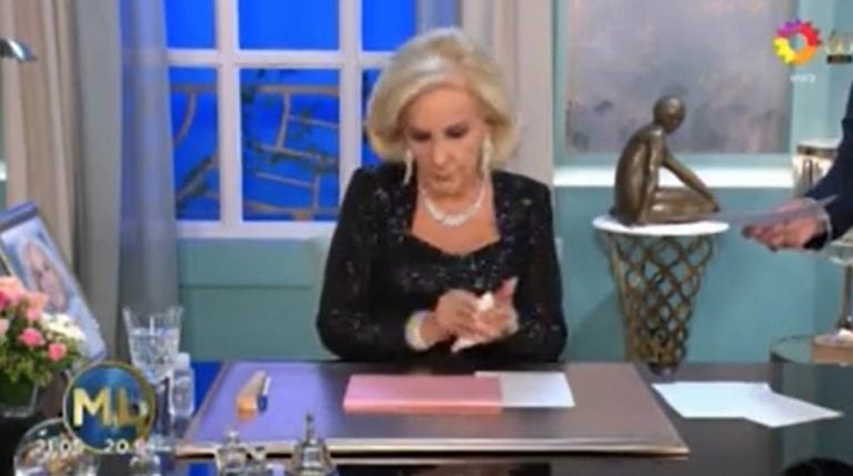 Mirtha quitándose el exceso de alcohol en gel, antes de recibir a Lanata. (Web)