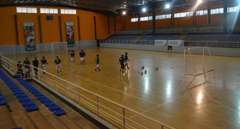 Piso de parquet del Polideportivo "Finito" Gehrmann. Allí se colocaron unas 2.000 sillas para convertirlo en auditorium y se aprovecharían las tribunas. (Misiones Online)