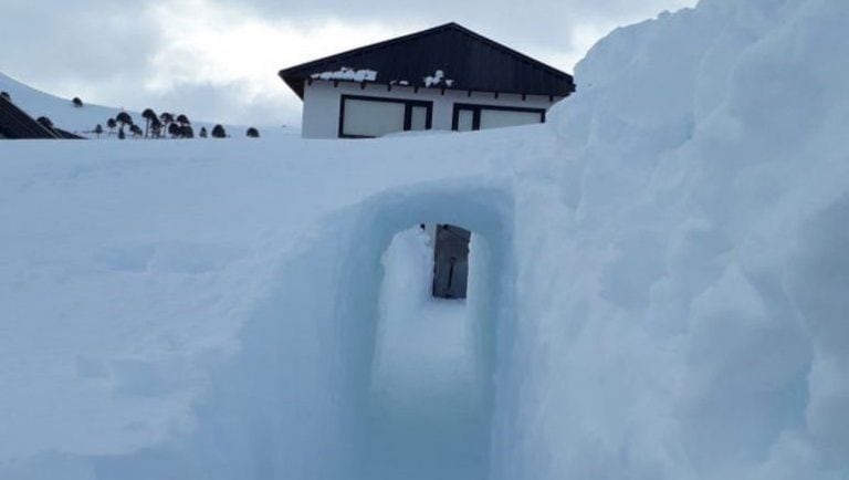 Construyó un túnel en la nieve para poder salir de su casa en Neuquén (LMN)