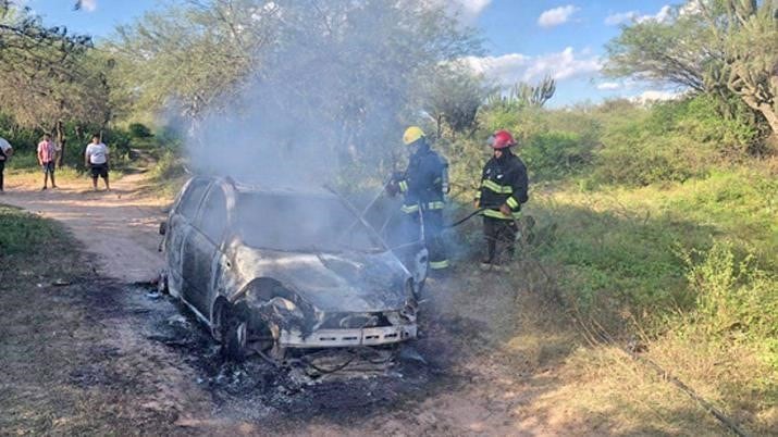 Las mujeres atacadas por el remisero le incendiario en el auto.