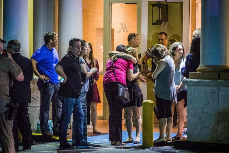 Padres y familaires reunidos el 14/02/2018 en Parkland, Estados Unidos, en la entrada de una escuela secundaria donde un tiroteo dejó al menos 17 muertos, entre ellos varios niños.  (Vinculado al texto de dpa "Al menos 17 muertos en tiroteo en escuela secundaria de Florida" del 15/02/2018) Foto: Ian Witlen / Rmv/RMV via ZUMA Press/dpa +++ dpa-fotografia +++