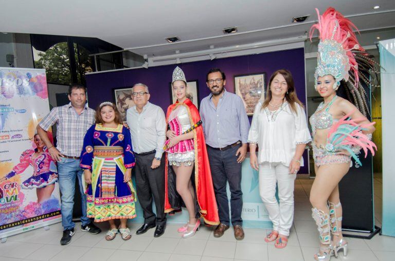 El presidente de la COMECOR,Mariano Solsona; el intendente Julio Bravo; el secretario provincial de cultura, Luis Medina Zar; y la subsecretaria municipal de Cultura y Turismo de San Pedro, Norma Massa de Blesa, al anunciar en San Salvador de Jujuy los corsos sampedreños.