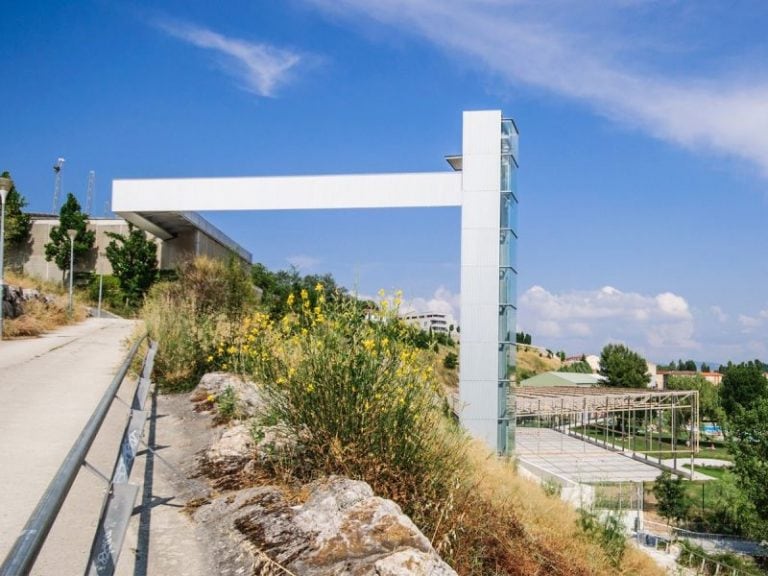 En Pamplona, España, existen diez ascensores urbanos. Uno de ellos es el situado en el área de Echavacóiz, similar al proyectado para San Salvador de Jujuy