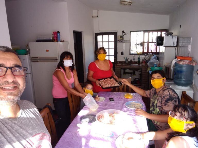 Cristian y Gabriela trabajando a diario y en familia.