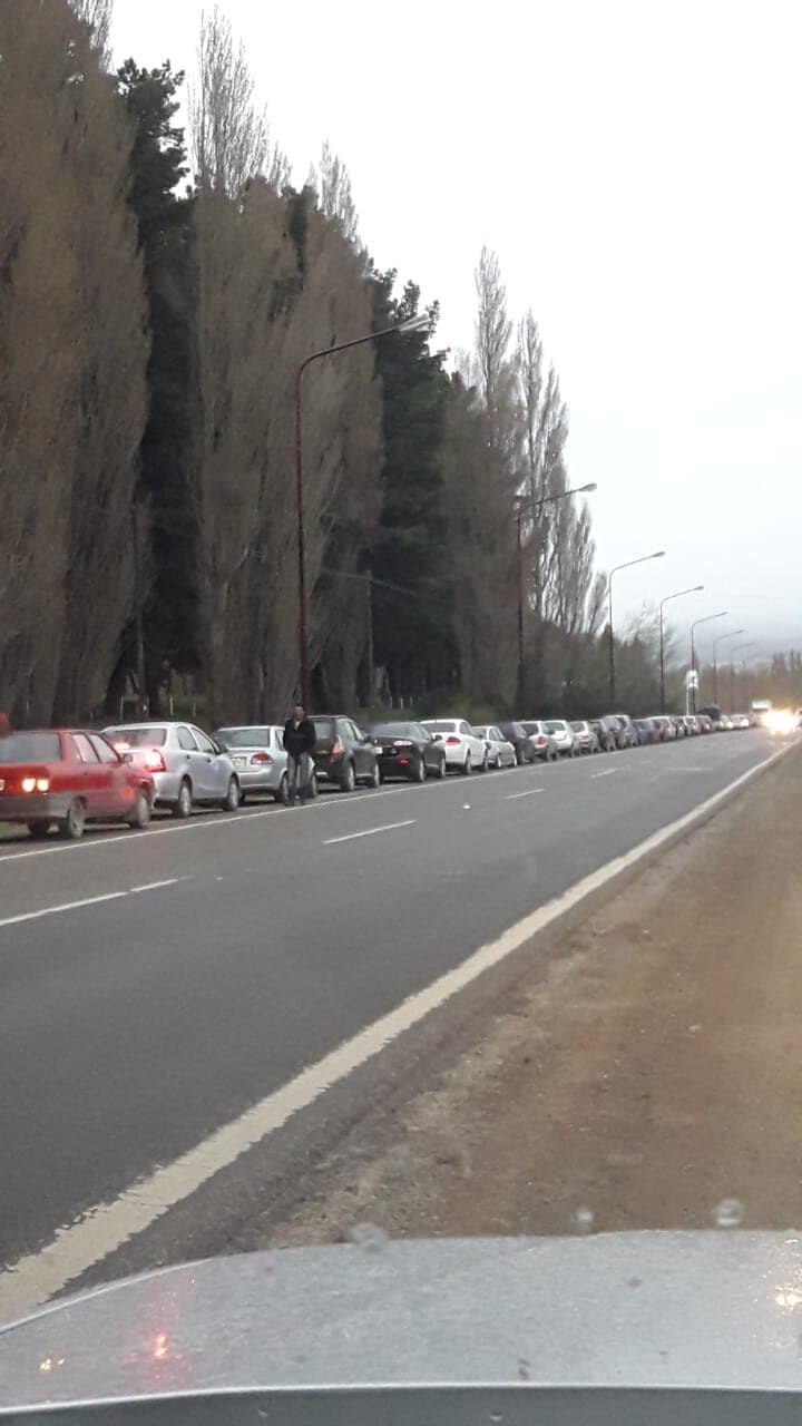 Autos Esquel cola para cargar nafta