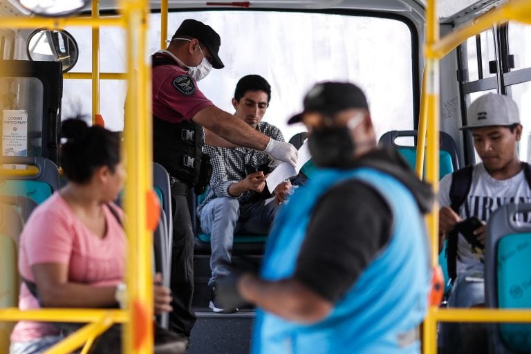 La policía realiza controles en el transporte público en el quinto día de la cuarentena obligatoria por el virus Covid-19 (EFE)