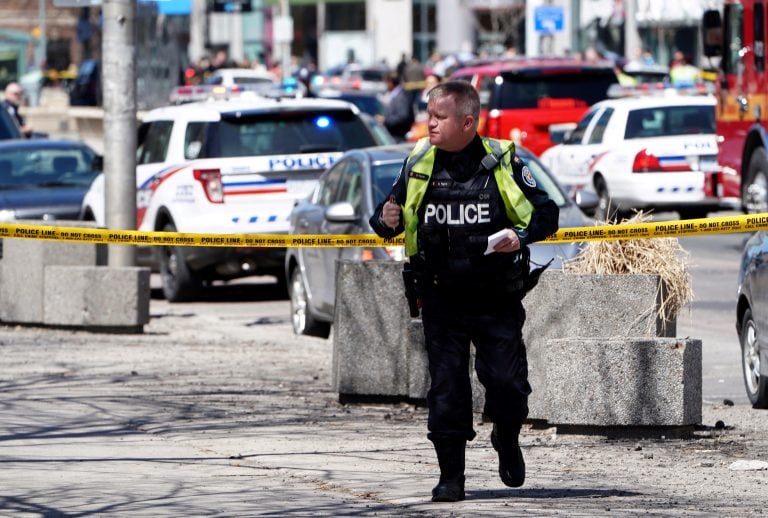 Una camioneta atropelló a una decena de peatones en Toronto.