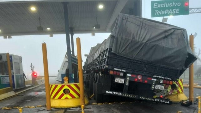 Un camión chocó una cabina de peaje y un auto. (@Florcitt82)