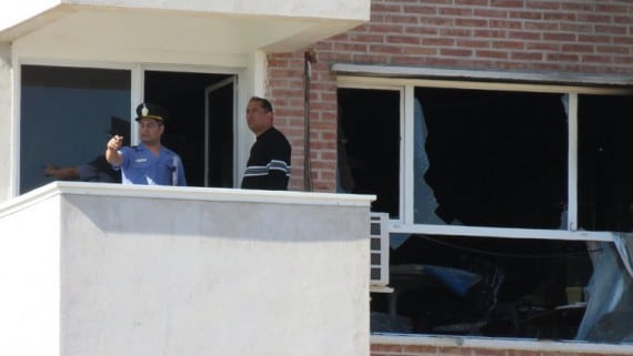 Efectivos policiales peritan el interior del departamento del ingeniero mendocino brutalmente asesinado.