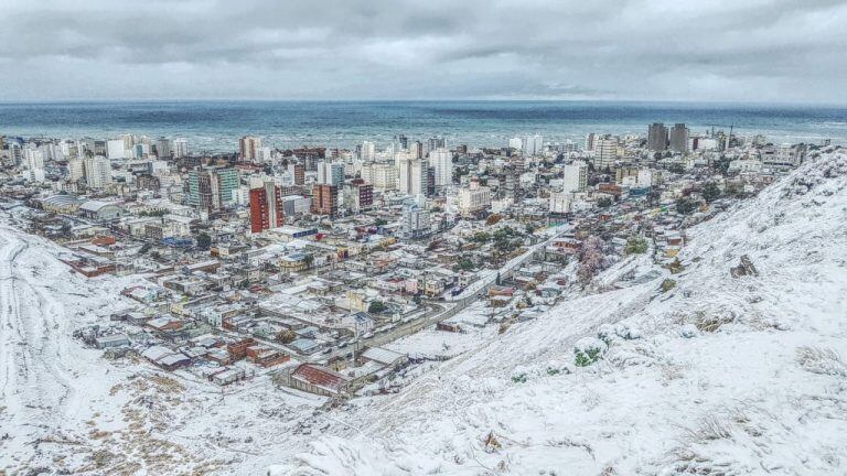 Comodoro Rivadavia con nieve. Se anuncian nevadas para mañana por la mañana.