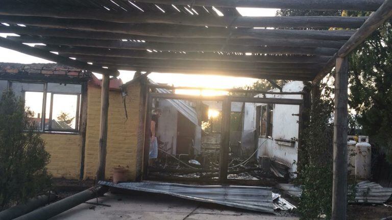 Así quedó una de las viviendas del Barrio Corredor del Oeste. (Foto: Radio Nihuil)