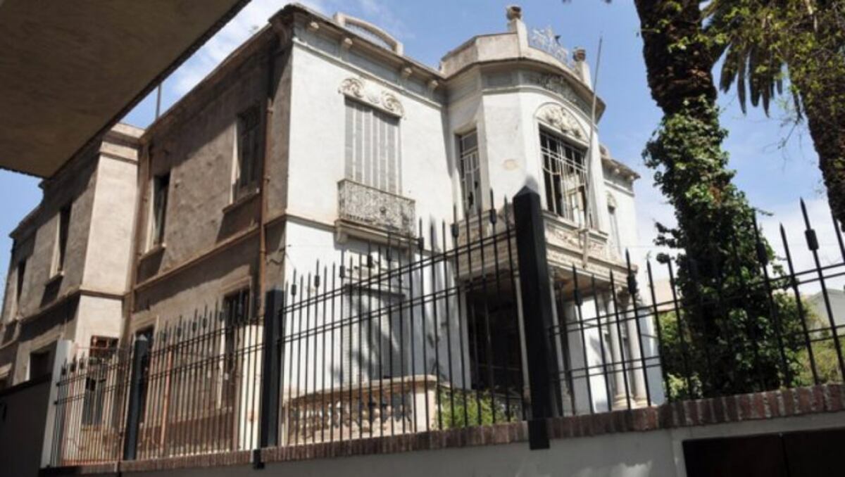Un video muestra la aparición de un fantasma en la ventana de una casa embrujada