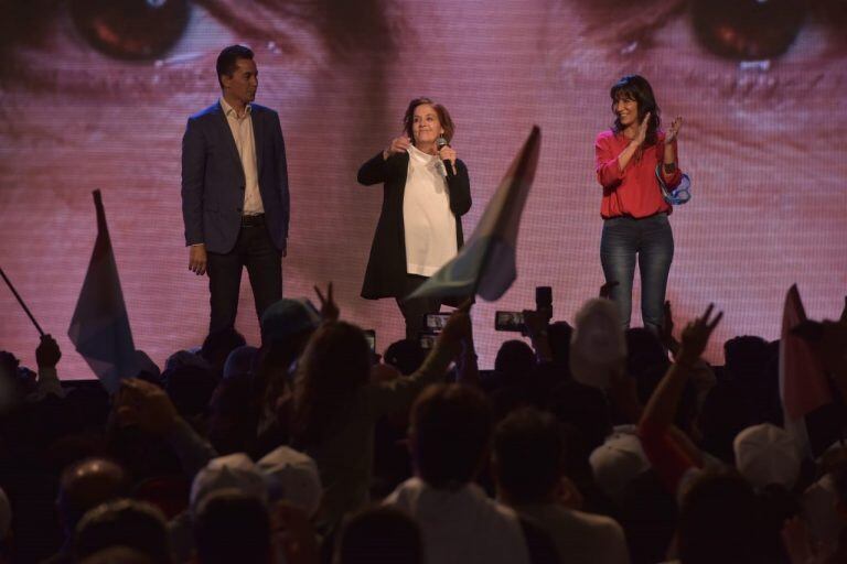 Alejandra Vigo en el búnker de Hacemos por Córdoba hablando del triunfo en las elecciones a gobernador e Intendente.