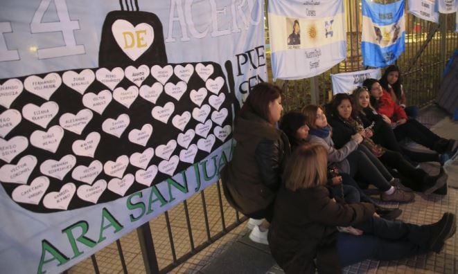 Familiares encadenados en la Plaza de Mayo