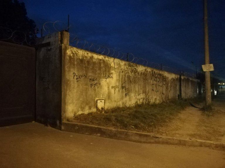 Hinchas de Belgrano pintaron el muro de la casa de Rodrigo en Argüello.