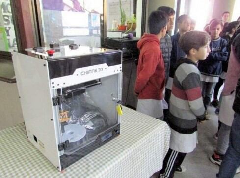 Alumnos de la escuela técnica Enore de Monte trabajan con la idea de fabricar camas ortopédicas a través de la impresión 3D.