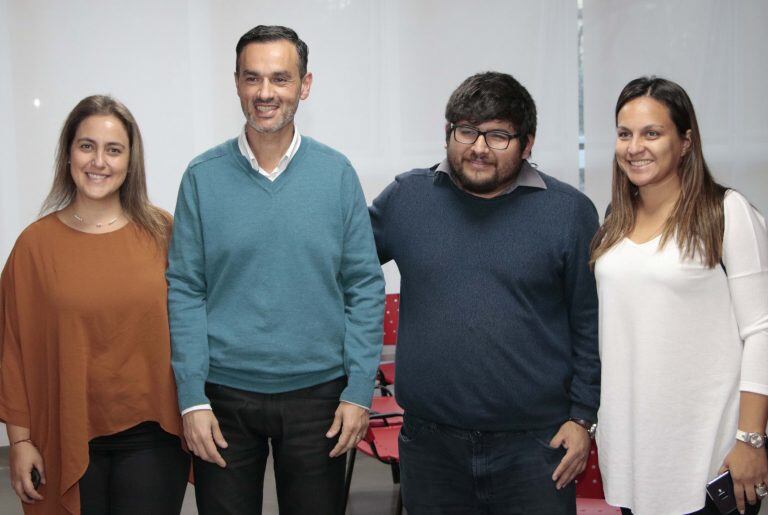 El secretario Luciano Córdoba y el capacitador Juan Guzmán, junto a integrantes del área de Desarrollo y el Equipo de Emprendedurismo de la Municipalidad.