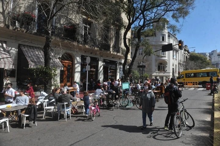 El área peatonal de Caseros, entre Bolívar y Defensa. (Foto Guillermo Rodríguez Adami)