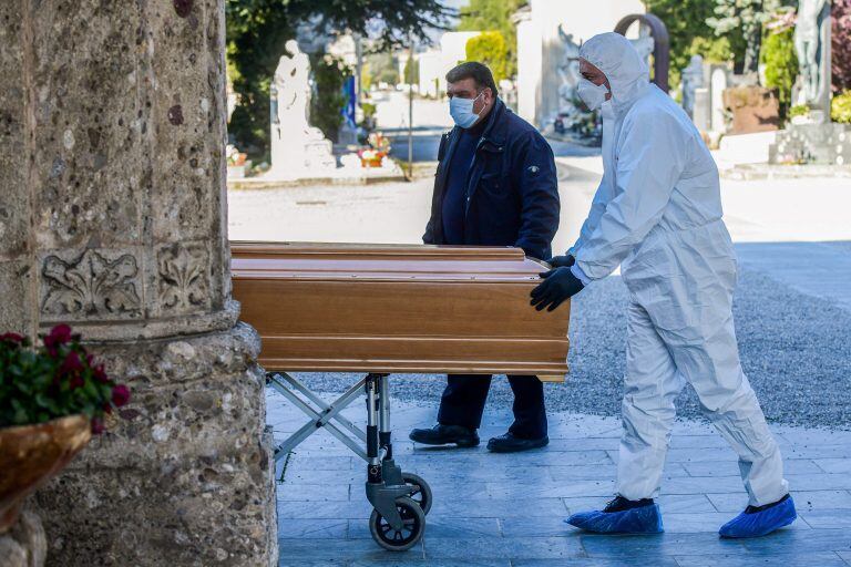 Un ataud en el cementerio. de Bergamo. (AFP)