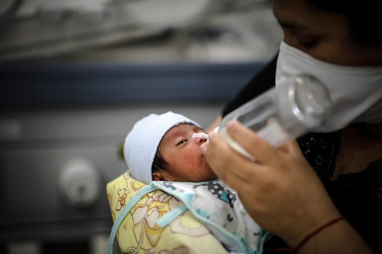 Una mujer alimenta a su pequeño hijo el pasado miércoles 24 de junio en la Unidad de Neonatología del Hospital de Agudos de Ezeiza, en la Provincia de Buenos Aires (Argentina). (Foto: EFE/Juan Ignacio Roncoroni)