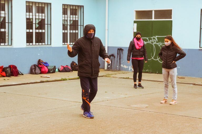 El profesor da las indicaciones a las jóvenes integrantes del preseleccionado de Voley Femenino.