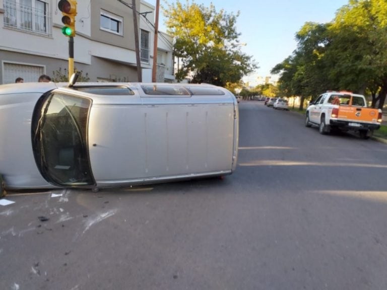 Una camioneta del PAMI volcó tras chocar contra un auto