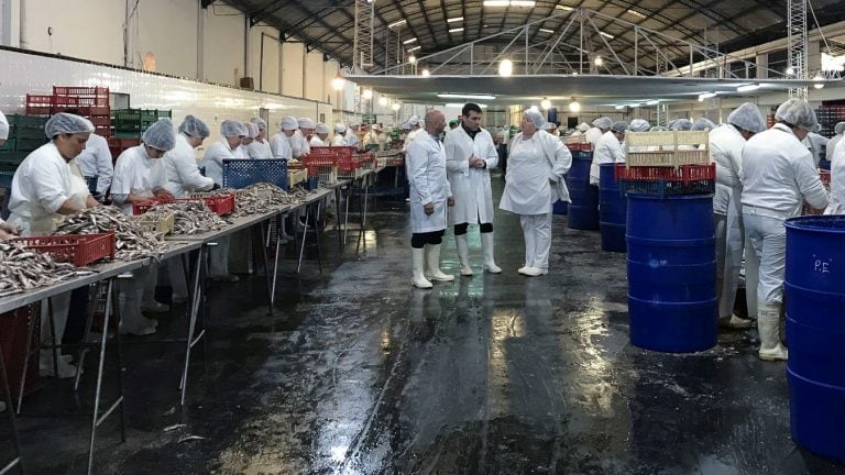 Intendente municipal Facundo López recorriendo las instalaciones de la Cooperativa de Trabajo Engraucoop