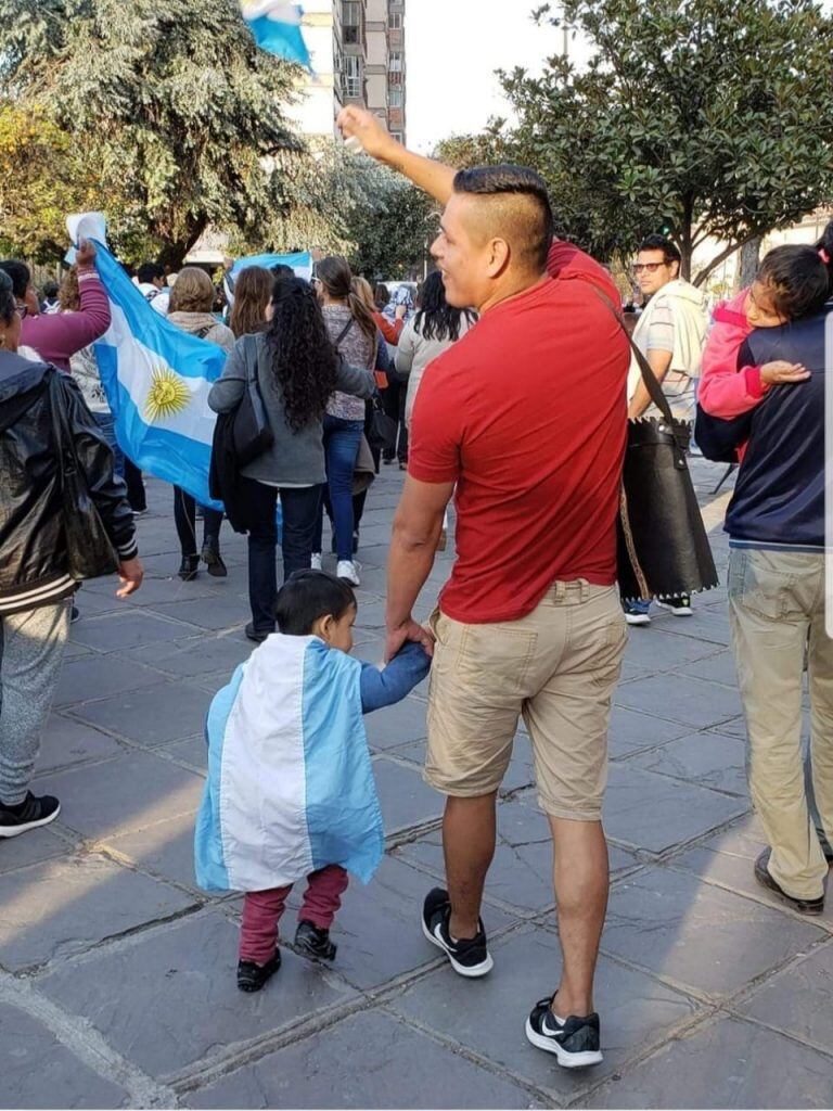 La concurrencia marchó este sábado en el perímetro de la plaza Belgrano.