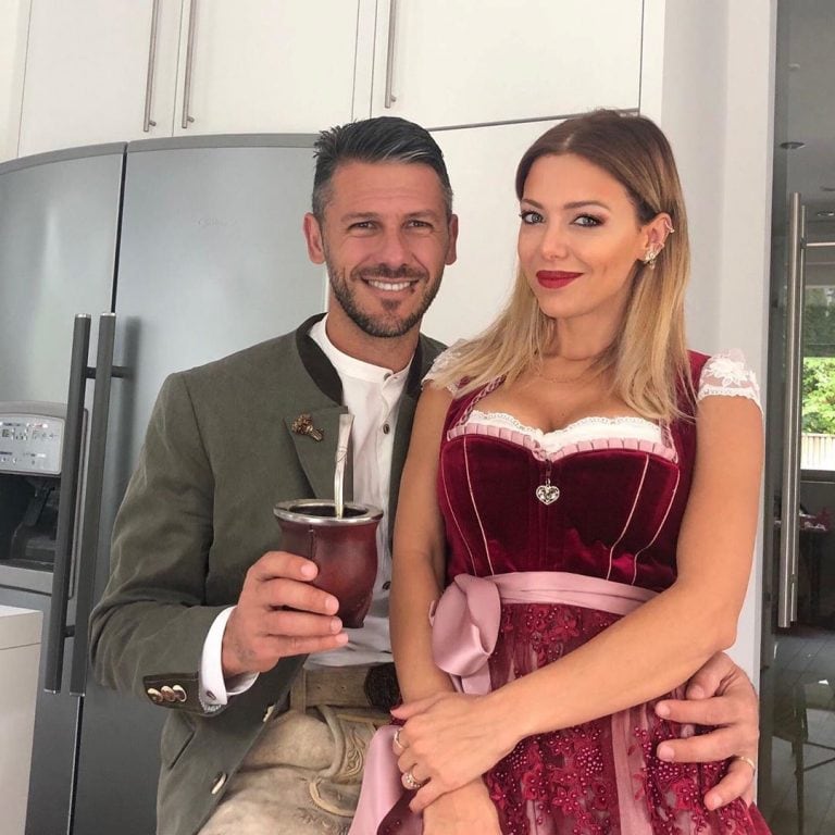 La tierna postal de Evangelina Anderson y Martín Demichelis vestidos para el Oktoberfest (Foto: Instagram/ evangelinaanderson)