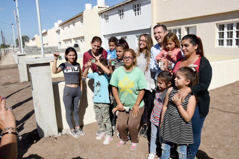 Mestre entregó las llaves de otras cuatro casas en barrio Marqués Anexo. (Gentileza Prensa Municipalidad)