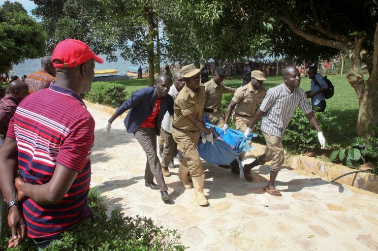 Naufragó un barco de lujo en Uganda (AP)