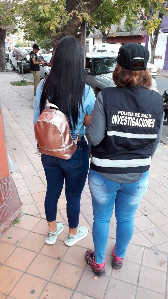 Joven detenida por disparar desde un edificio de Salta. (Prensa Policía de Salta)