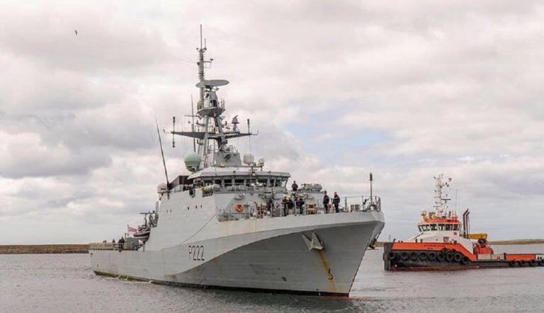 Buque Patrullero Oceánico HMS FORTH desplegado en Malvinas. Cuenta con un cañón principal de 30mm y armas menores. También posee embarcaciones menores y capacidad de operar con helicópteros.