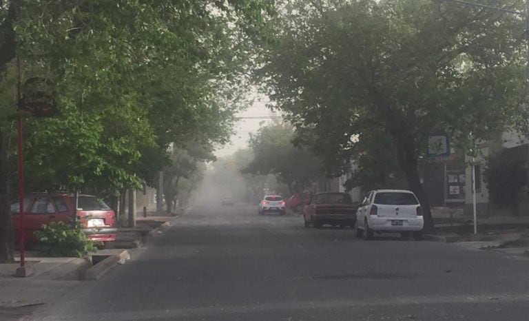 La nube de tierra cubrieron amplios sectores del Gran Mendoza