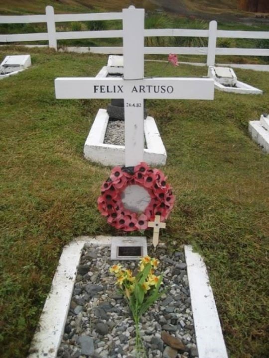 Tumba del Suboficial Artuso en Georgias del Sur. Al pie de la cruz, se observa la corona de amapolas. 
Esta corona británica, se estila para recordar los sacrificios de los miembros de las fuerzas armadas y los civiles en tiempos de guerra.