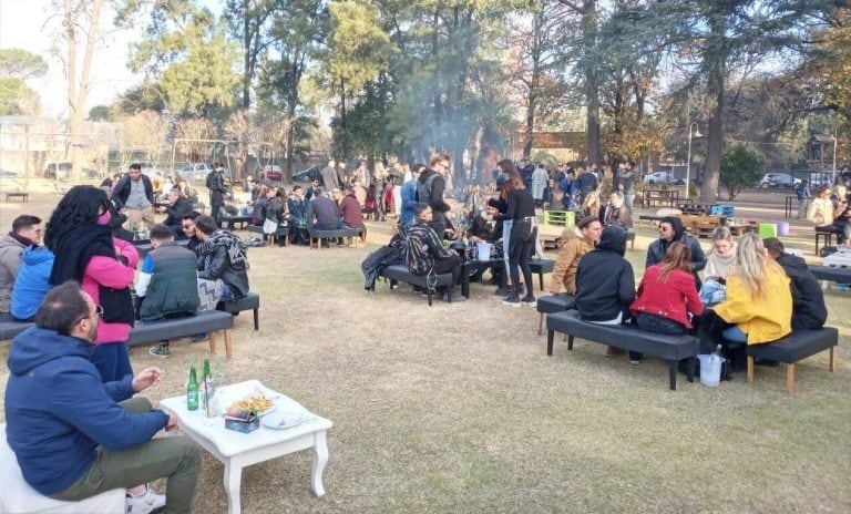 Clausuraron una fiesta en Villa Warcalde donde había más de 100 personas.