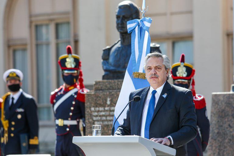 Alberto Fernández, durante un acto de homenaje por el aniversario de la muerte del General José de San Martín, hoy en el Regimiento de los Patricios en la Ciudad de Buenos Aires (Foto: EFE/Esteban Collazo/Cortesía Presidencia)