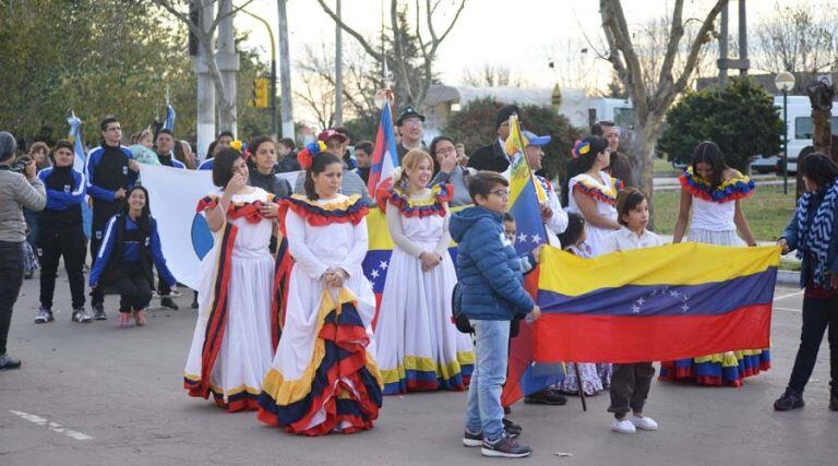 También mostraron su colorido instituciones civiles y colectividades (Vía Santa Rosa)