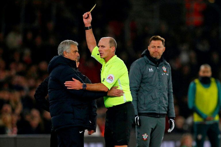 Ralph Hasenhuttl mira como Mike Dean le saca tarjeta amarilla a Jose Mourinho (Foto: Adrian Dennis/AFP)